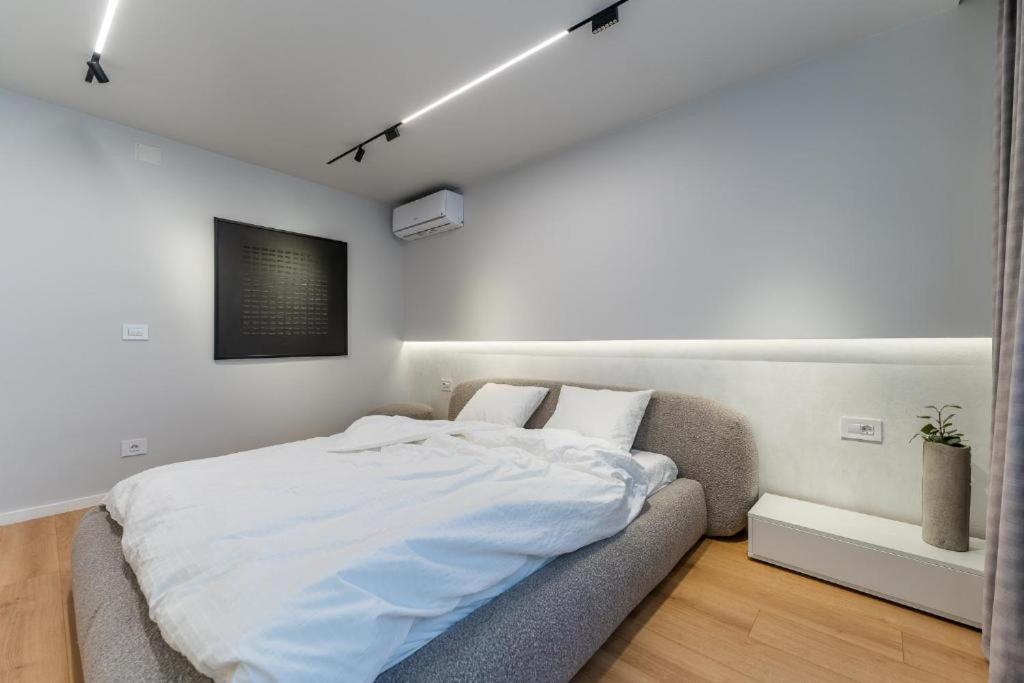 Central Epic Apartment-Self Check In Арад Екстер'єр фото